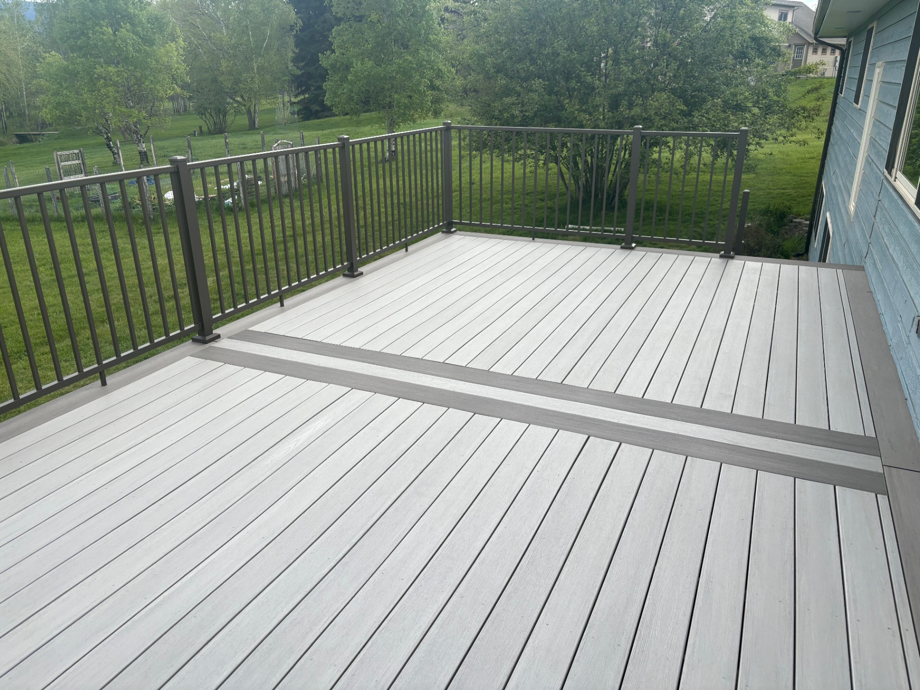 Two-tone composite deck with picture-frame border